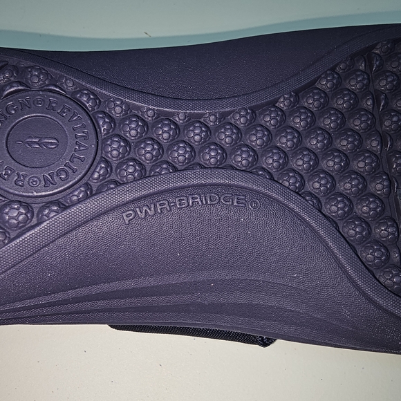 Revitalign Navy Flip Flops with Floral Design Size 6 NEW!! - Picture 5 of 5